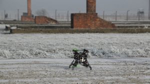 Die Drohne ermöglicht es, Bilder über das Gelände hinweg aufzunehmen. Foto: Gerhard Schick, WDR