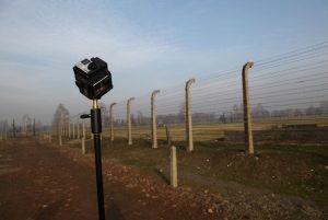 360°-Kamera am Zaun von Auschwitz. Foto: Gerhard Schick, WDR
