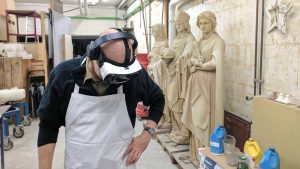 in Bildhauer mit VR-Brille in der Werkstatt. Foto: WDR/Stefan Domke