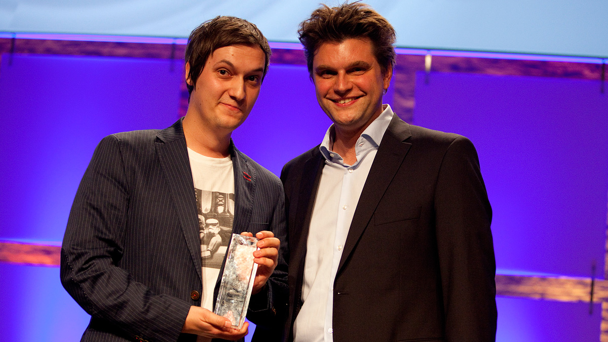 Florian Mundt, alias LeFloid, bei der Verleihung des Publikumspreises 2014 mit Laudator Lutz van der Horst (r.); Foto: Grimme-Institut/Jens Becker