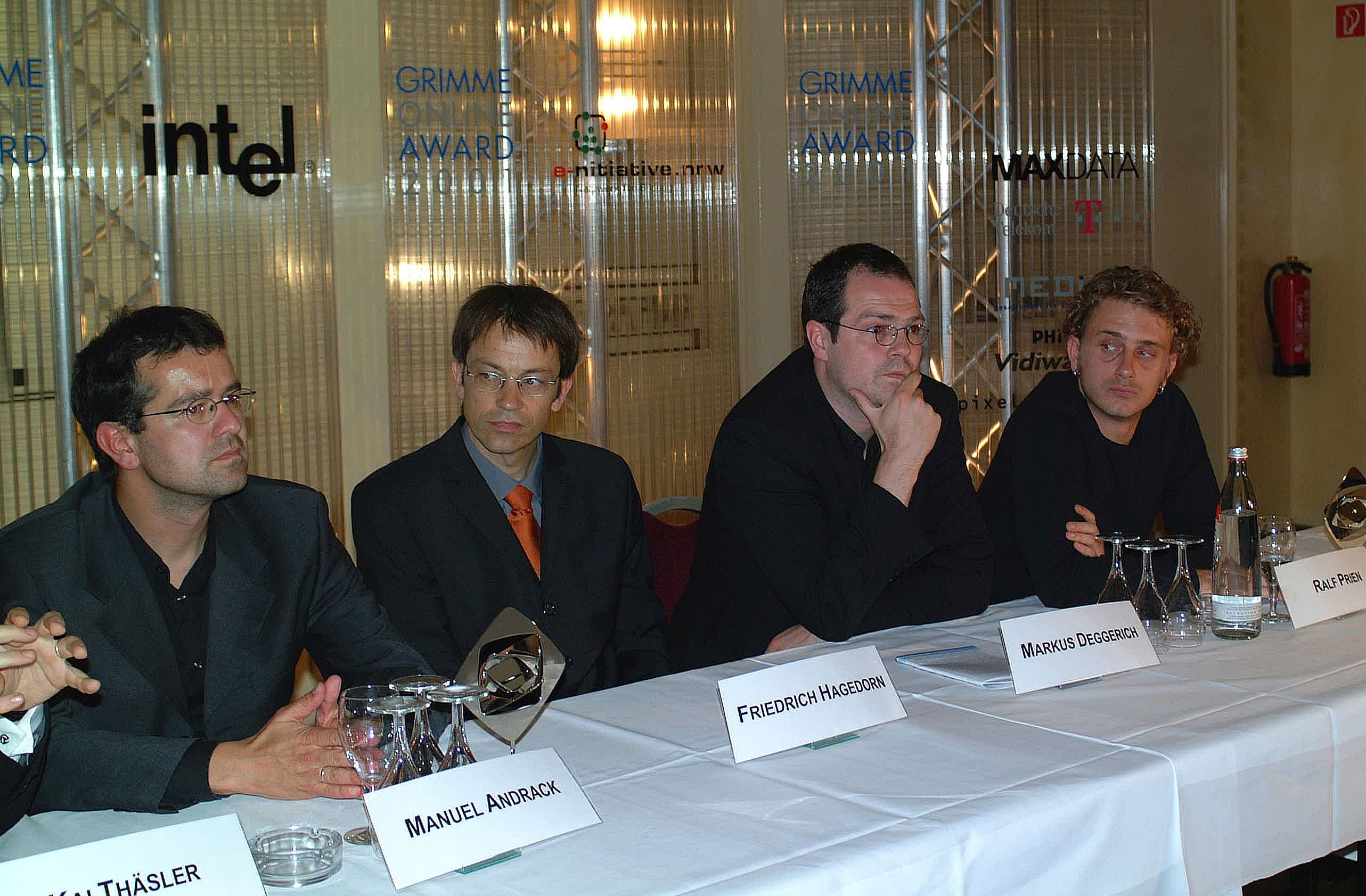 Friedrich Hagedorn (2. v.l.) mit Preisträgern und Juroren beim ersten Grimme Online Award 2001