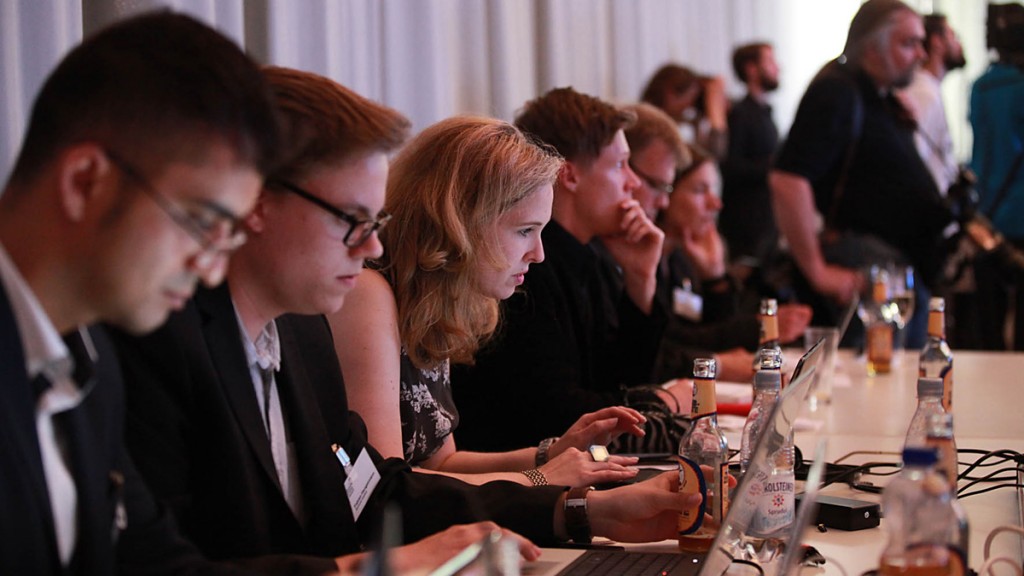 So in etwa sieht das Team des Grimme Online Award auch beim Sichten aus. Foto: Grimme-Institut / Georg Jorczyk