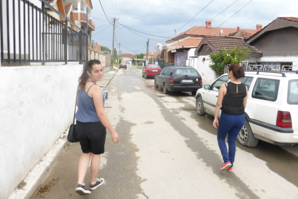 Antoneta unterwegs auf den Straßen Suto Orizaris. Foto: Laura Meschede