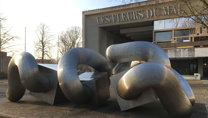 Rathaus der Stadt Marl mit Skulptur, Foto: Lisa Wolf/Grimme-Institut