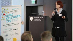 Katrin Rönicke beim RadioNetzwerkTag 2018 in ihrem Workshop: Selbst und ständig - Unternehmung Podcast