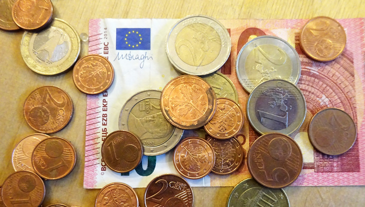 Ein Zehn-Euro-Schein und mehrere Münzen. Foto: Vera Lisakowski