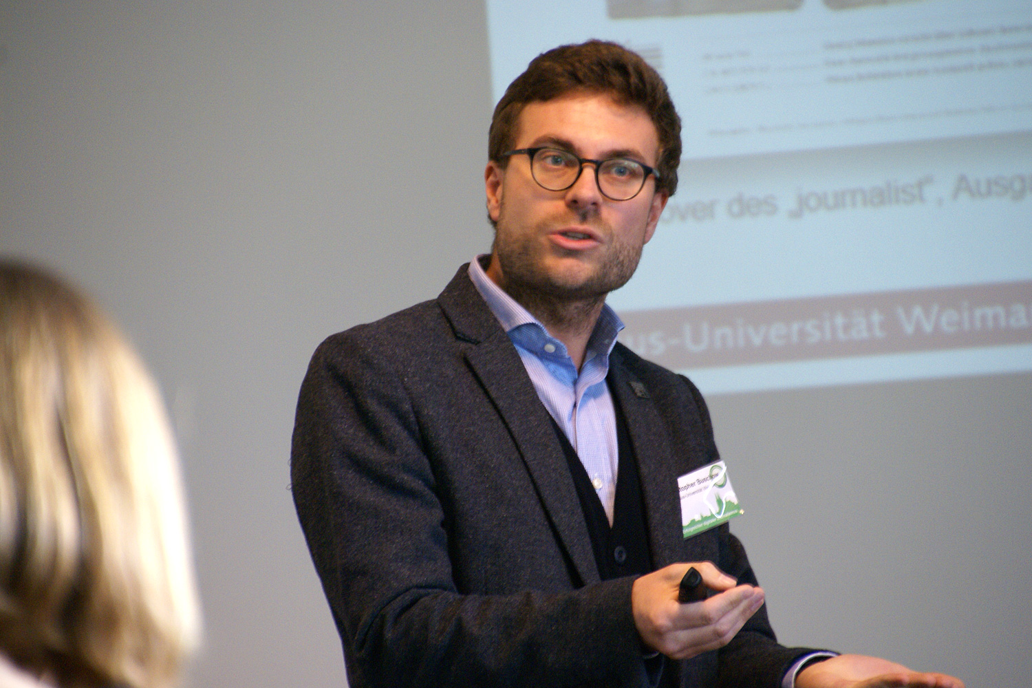 Christopher Buschow von der Bauhaus-Universität Weimar bei seinem Vortrag beim Symposium "Erfolgreicher digitaler Journalismus". Foto: Daniel Kunkel