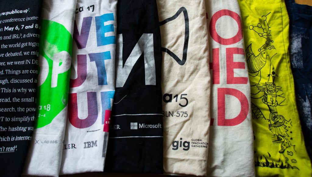 Taschen der re:publicas der vergangenen Jahre. Foto: Vera Lisakowski