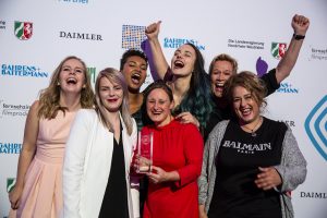 Das Team von "Mädelsabende", ausgezeichnet in der Kategorie "Kultur und Unterhaltung" mit Preispatin Idil Baydar:
Clare Devlin, Marie Hanrath, Farah Schäfer, Verena Lammert und Naina Kümmel.