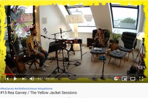 Screenshot eines Videos von Rea Garvey aus den "Yellow Jacket Sessions".