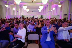 Das Publikum macht am Ende der Preisverleihung Selfies. Foto: Frank Metzenmacher/Grimme-Institut