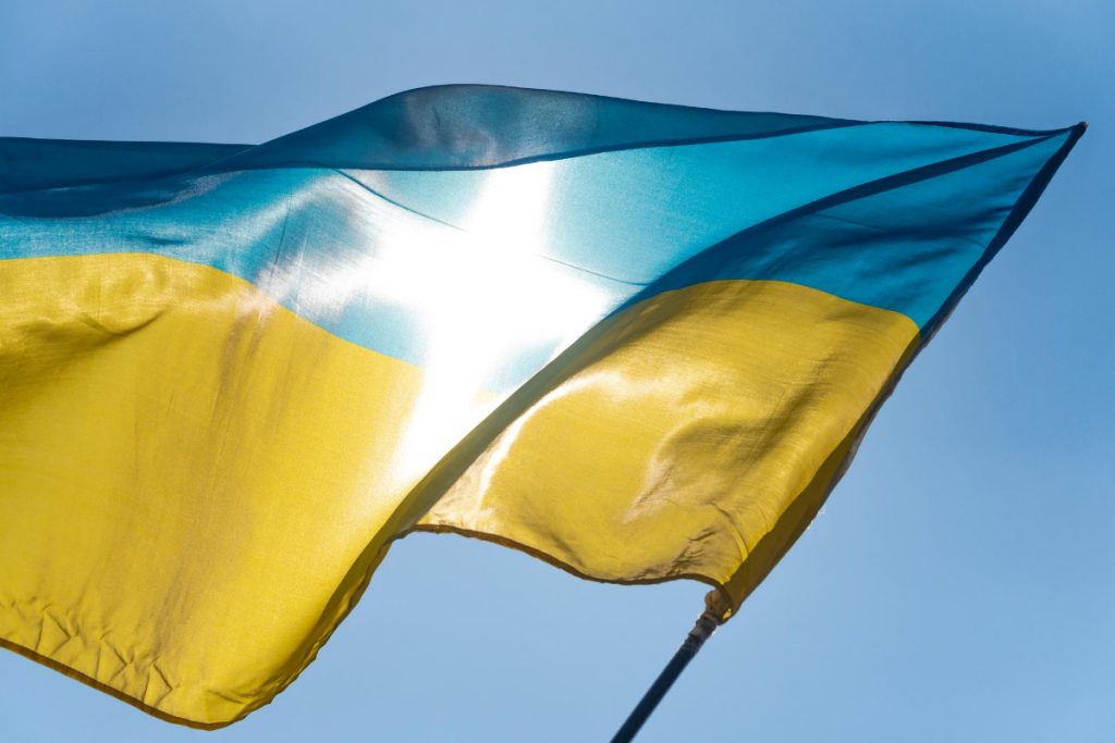 Ukraine Flagge vor blauem Himmel