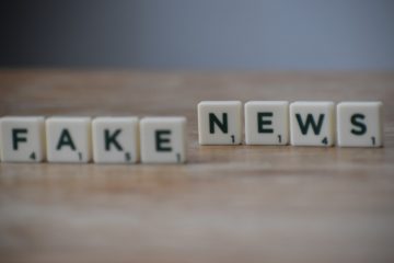 Scrabble-Steine, die die Wörter "Fake News" bilden
