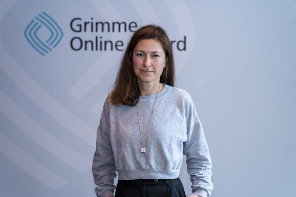 Foto von Janine Baumeister bei der Bekanntgabe der Nominierungen zum Grimme Online Award 2023 am 28. April im Herbrand’s in Köln im Rahmen der c/o pop Convention.