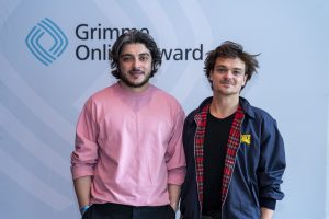 Patrick Stegemann und Kollege Khesrau Behroz bei der Bekanntgabe der Nominierungen des Grimme Online Award 2023. Foto: Arkadiusz Goniwiecha / Grimme-Institut