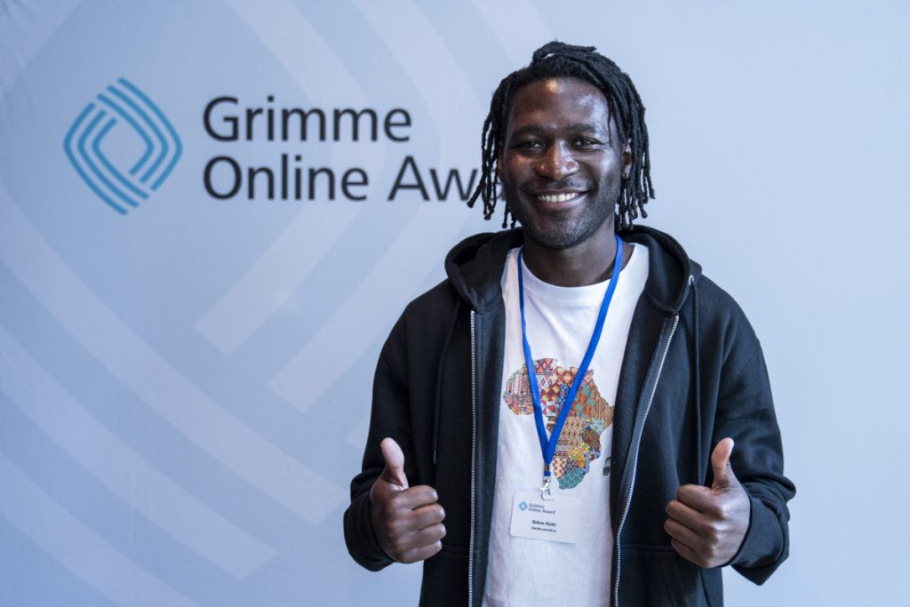Stève Hiobi bei der Bekanntgabe der Nominierungen zum Grimme Online Award 2023, Foto: Foto: Arkadiusz Goniwiecha / Grimme-Institut